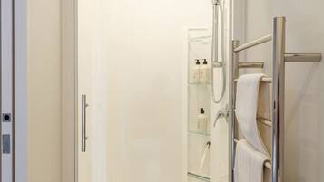 Secador de pelo, toallas, jabón y champú