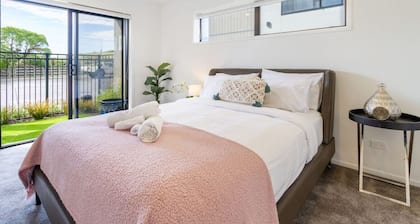 Seaside 2 Bed 2 Bath Haven Short Walk to the Beach