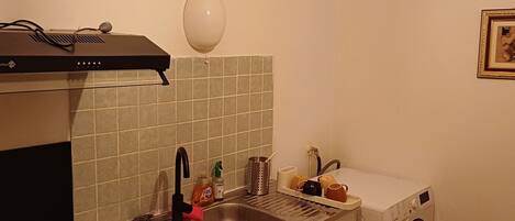 Réfrigérateur, four à micro-ondes, un four, surface de cuisson