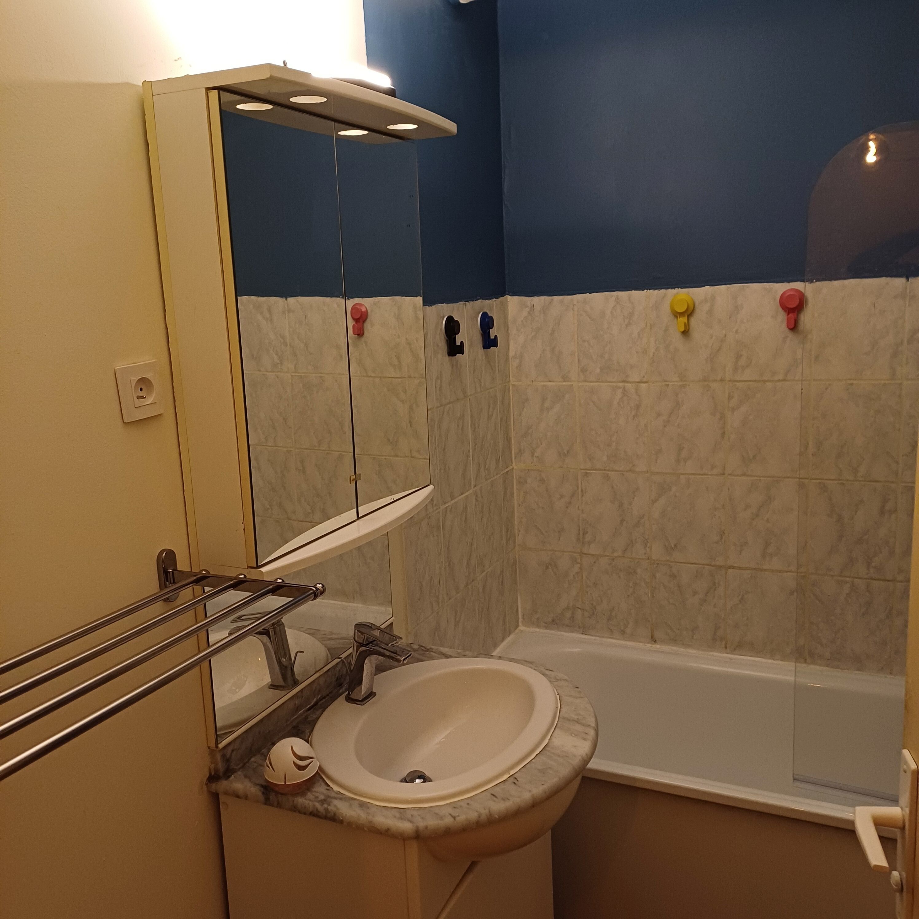 Sèche-cheveux, bidet, serviettes fournies, savon