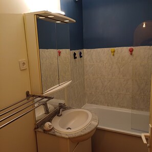 Haartrockner, Bidet, Handtücher, Seife