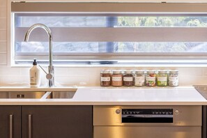 Frigorífico, microondas, horno y placa de cocina