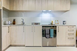 Køleskab, mikrobølgeovn, ovn, kogeplade