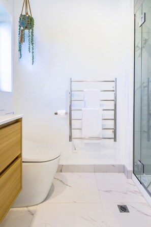 Secador de pelo, toallas