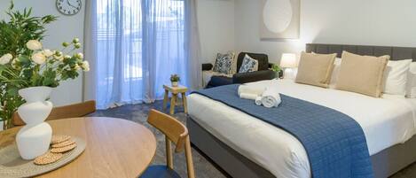 1 habitación, tabla de planchar con plancha, wifi gratis y ropa de cama