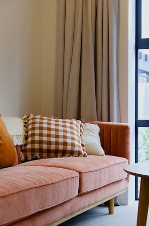 Smart TV - Elegance and Convenience with Carpark sleeps 4 (Christchurch)