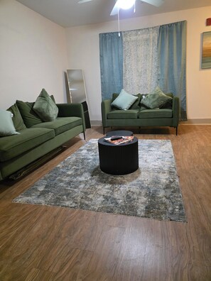 Living area - 2-bedroom apartment in wonderful Atlanta with AC, WiFi, fitness room (Atlanta)