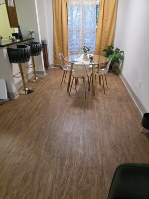 Dining - 2-bedroom apartment in wonderful Atlanta with AC, WiFi, fitness room (Atlanta)