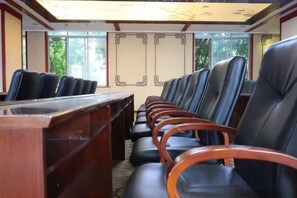 A conference room with a long table and rows of chairs. - Guangyuezhen Hotel (Baise High-Speed Railway Station) (Baise)