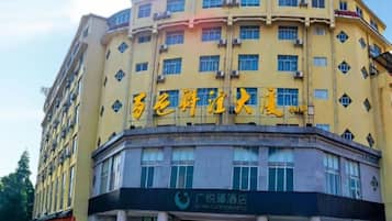 Un edificio de varios pisos con un letrero llamativo en letras amarillas.