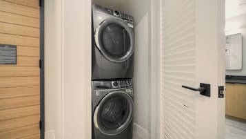 Room, 3 Bedrooms (Alpine Residence) | Laundry