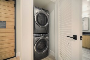Room, 3 Bedrooms (Alpine Residence) | Laundry
