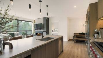 Room, 3 Bedrooms (Alpine Residence) | Private kitchen