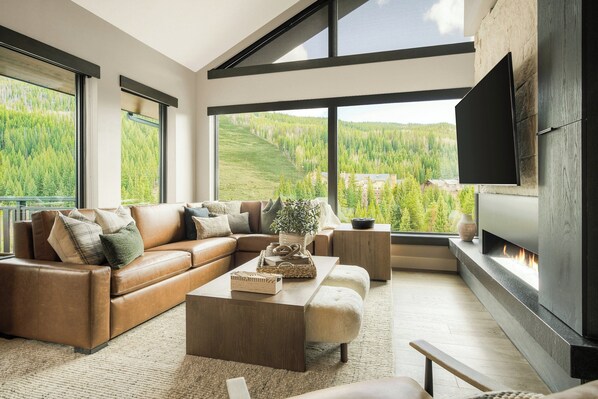 プレミア ルーム 3 ベッドルーム (Alpine Residence) | リビングルーム | 55 インチのテレビ (ケーブル放送視聴可)、Netflix、ストリーミングサービス