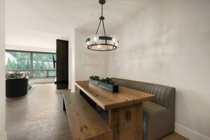 Chambre, 3 chambres (Alpine Residence) | Coin séjour | Télévision de 55 pouces avec chaînes par câble, Netflix
