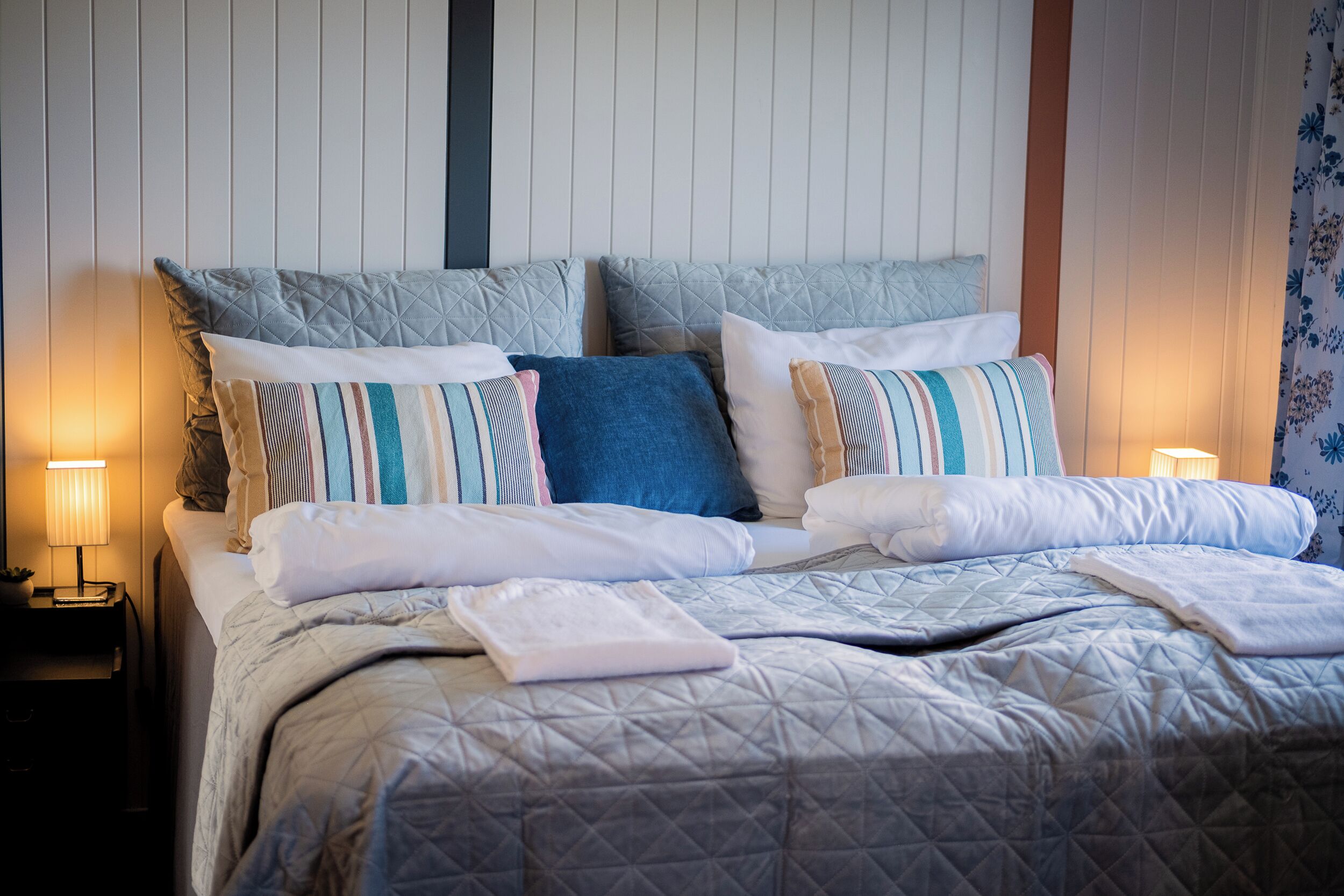 ダブルルーム オーシャンビュー | ピロートップベッド、客室ごとに異なるインテリア、WiFi (無料)、ベッドシーツ