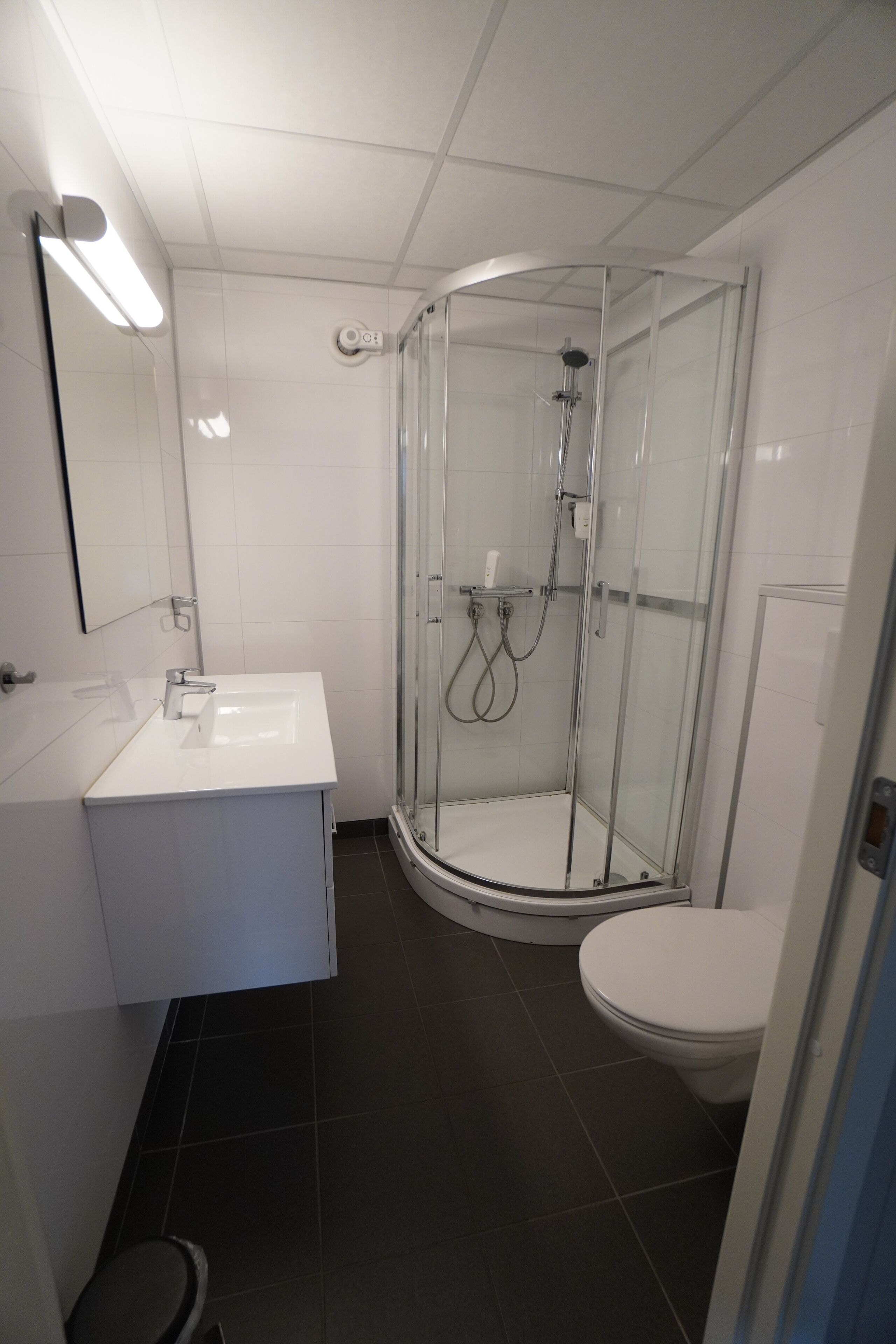 Familieleilighet | Bad | Dusj, håndklær, såpe og sjampo