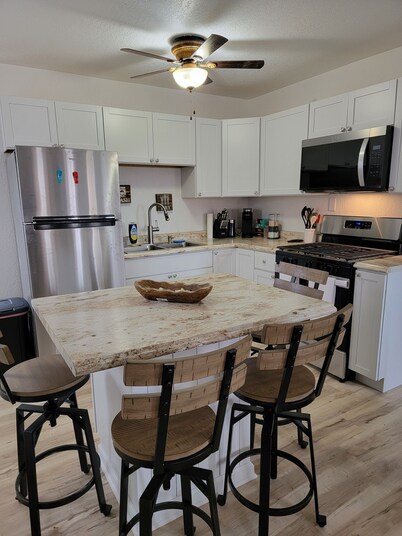 Airport Oasis - Remolded home less than 5 minutes from the airport
