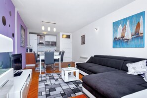Apartment, Balcony, Sea View | Living area