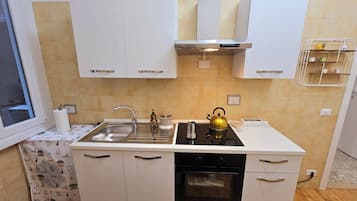 Frigorifero, microonde, forno, piano cottura