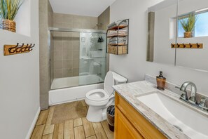 シャワー、環境にやさしいバスアメニティ、ヘアドライヤー、ビデ