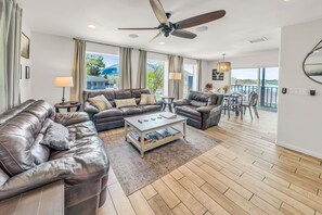 Smart-tv, eldstad, tv-spel och bordsfotboll