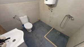 シャワー、ヘアドライヤー、タオル、石鹸