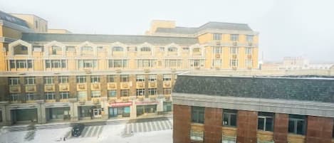 Un edificio de varios pisos con un patio central.