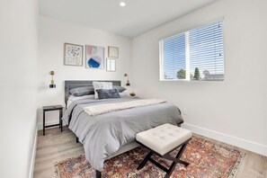 4 bedrooms, iron/ironing board, WiFi, bed sheets