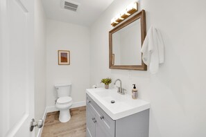 Haartrockner, Handtücher, Seife, Toilettenpapier