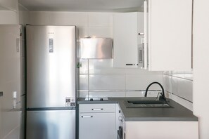 Refrigerador, microondas, lavavajillas y cafetera y tetera 