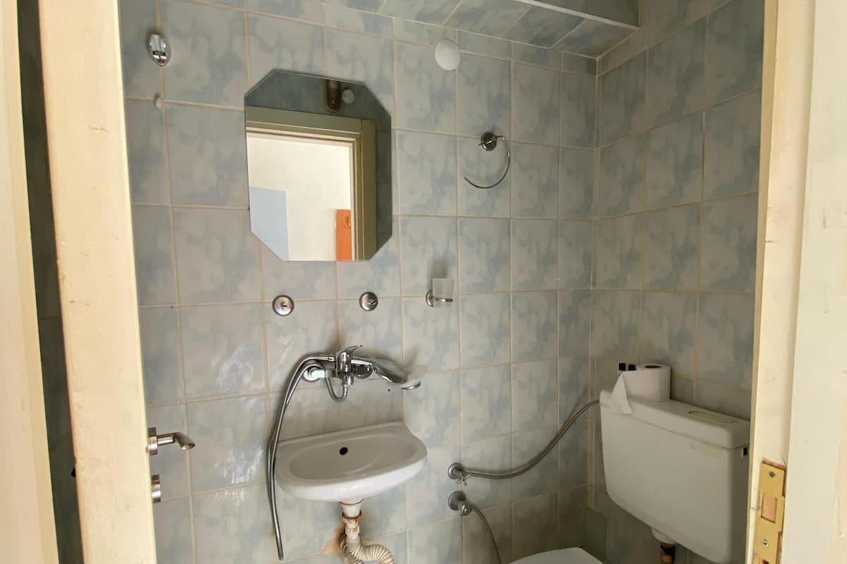 Habitación estándar, vistas a la ciudad | Baño | Ducha, toallas, jabón y champú