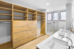 Dusche, Handtücher, Seife, Toilettenpapier