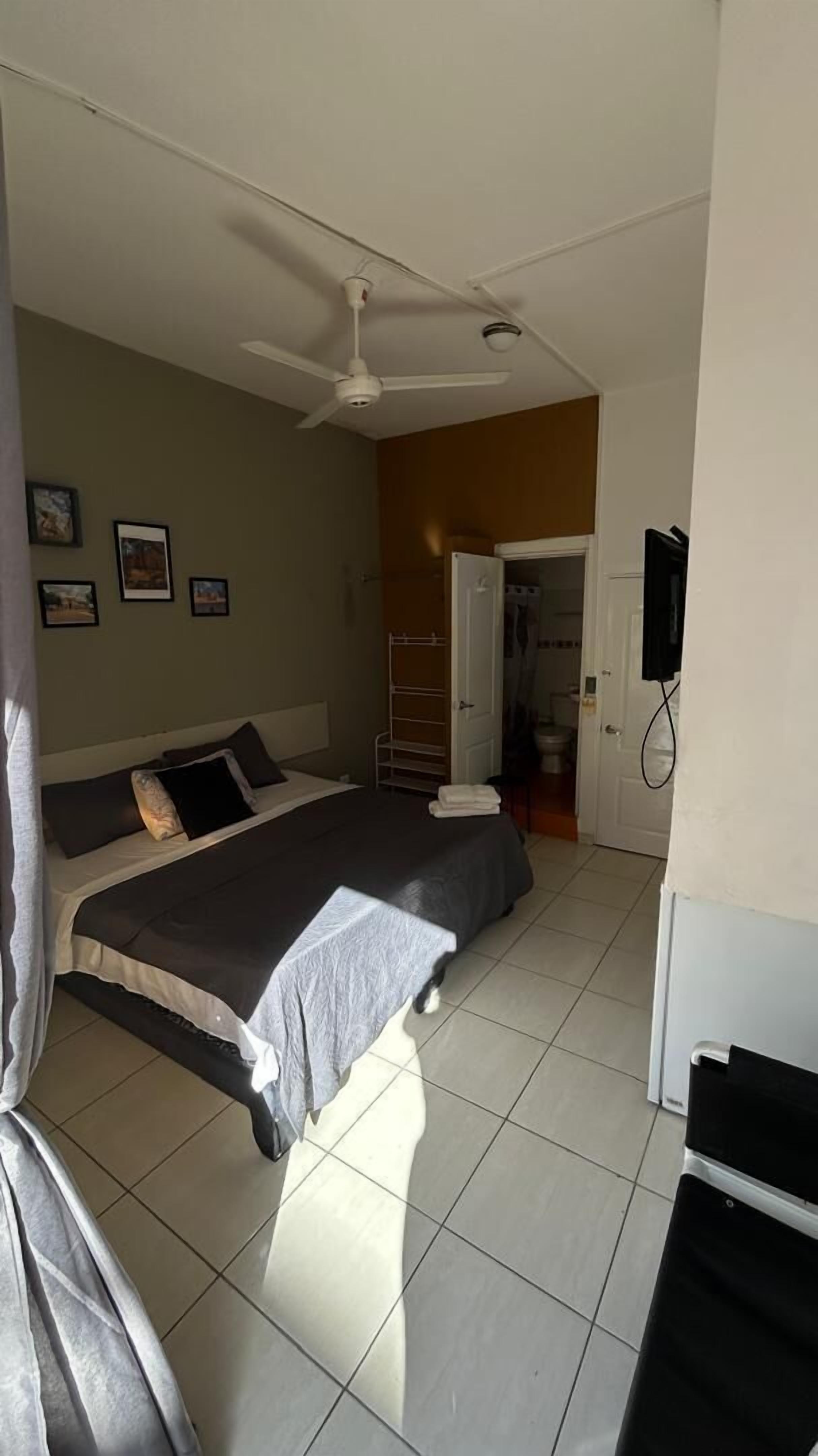 Quarto duplo urbano, 2 camas de solteiro, para fumantes, vista para a cidade | Espaço de trabalho para notebook, cortinas blackout