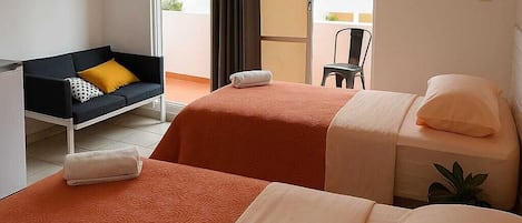 Habitación urbana con 2 camas individuales, 2 camas individuales, para fumadores, vista a la ciudad | Espacio para trabajar con laptop y cortinas blackout
