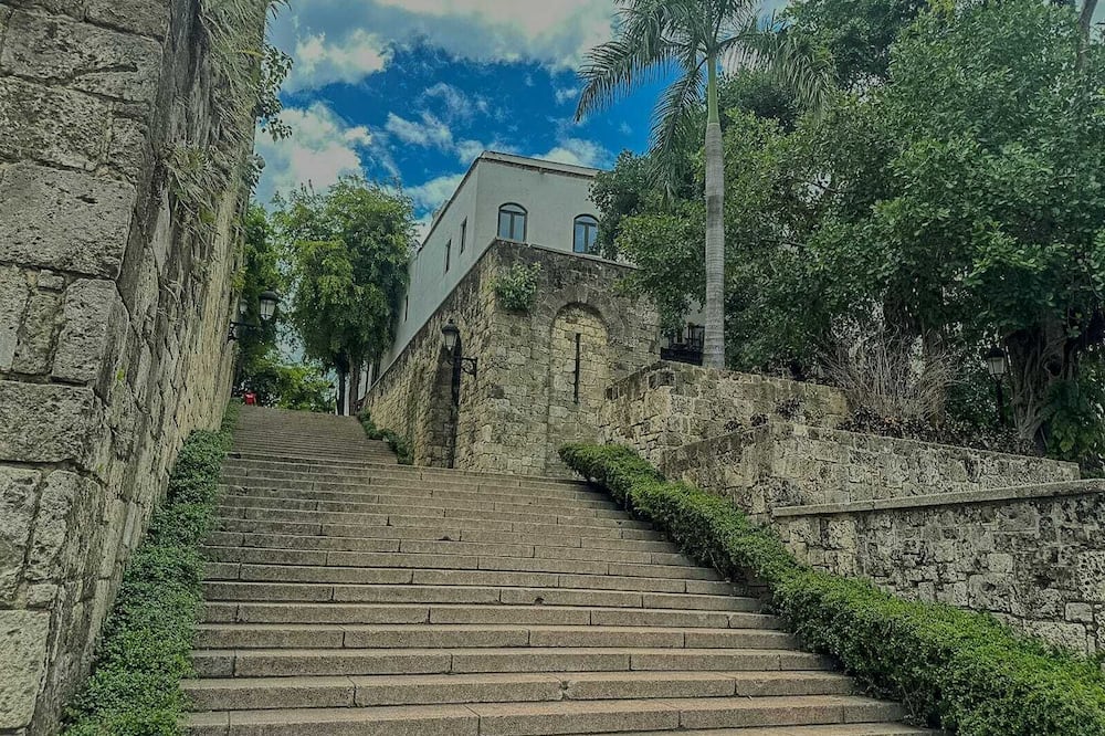 Sol Colonial