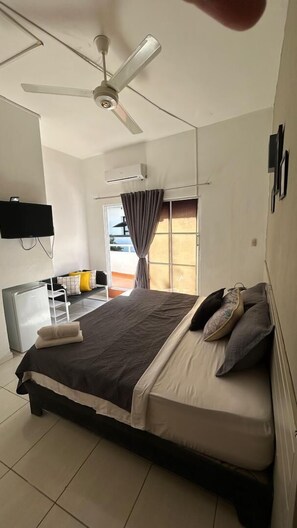 Espacio para trabajar con laptop y cortinas blackout