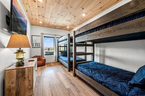 4 habitaciones, escritorio y tabla de planchar con plancha