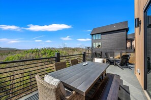 Outdoor dining - Kids' Cave! New, Luxury, Hot Tub & Mountain Views (Sevierville)