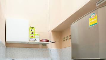 Fridge, microwave, stovetop, electric kettle