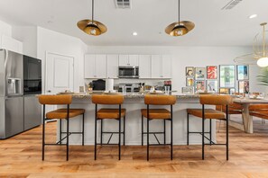 冷蔵庫、電子レンジ、オーブン、食器洗い機