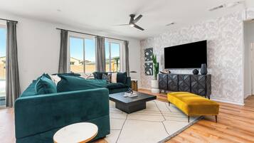 Smart-tv och ett bordtennisbord