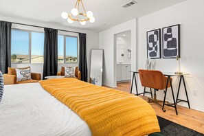 7 室のベッドルーム、デスク、アイロン / アイロン台、WiFi (無料)