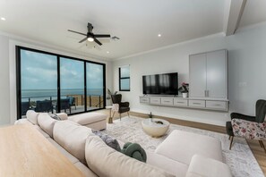 Family House, 5 Bedrooms, Private Pool, Bay View | Living area - Spacious Bay (Port Isabel)
