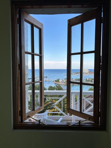 Ocean-View 2BR Villa w/ Pool, Fast Wi-Fi & Near Dunn’s River