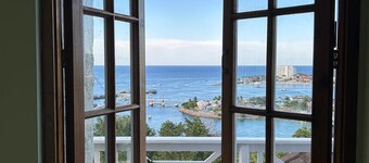 Ocean-View 2BR Villa w/ Pool, Fast Wi-Fi & Near Dunn’s River