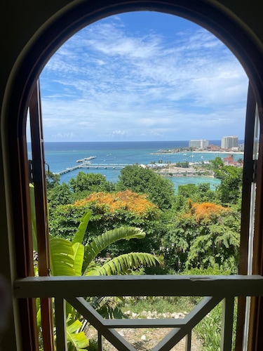 Ocean-View 2BR Villa w/ Pool, Fast Wi-Fi & Near Dunn’s River