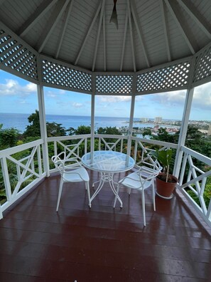 Outdoor dining - Ocean-View 2BR Villa w/ Pool, Fast Wi-Fi & Near Dunn’s River (Ocho Rios)