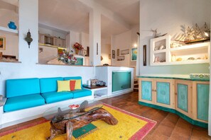 TV - Holiday Home 'Piana Cuata' with Sea View and Private Terrace (Costa Paradiso)
