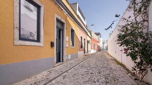 A cobblestone street lined with buildings featuring traditional architecture and a narrow pathway. - Holiday Home 'Viola' with Wi-Fi and Air Conditioning (Faro)